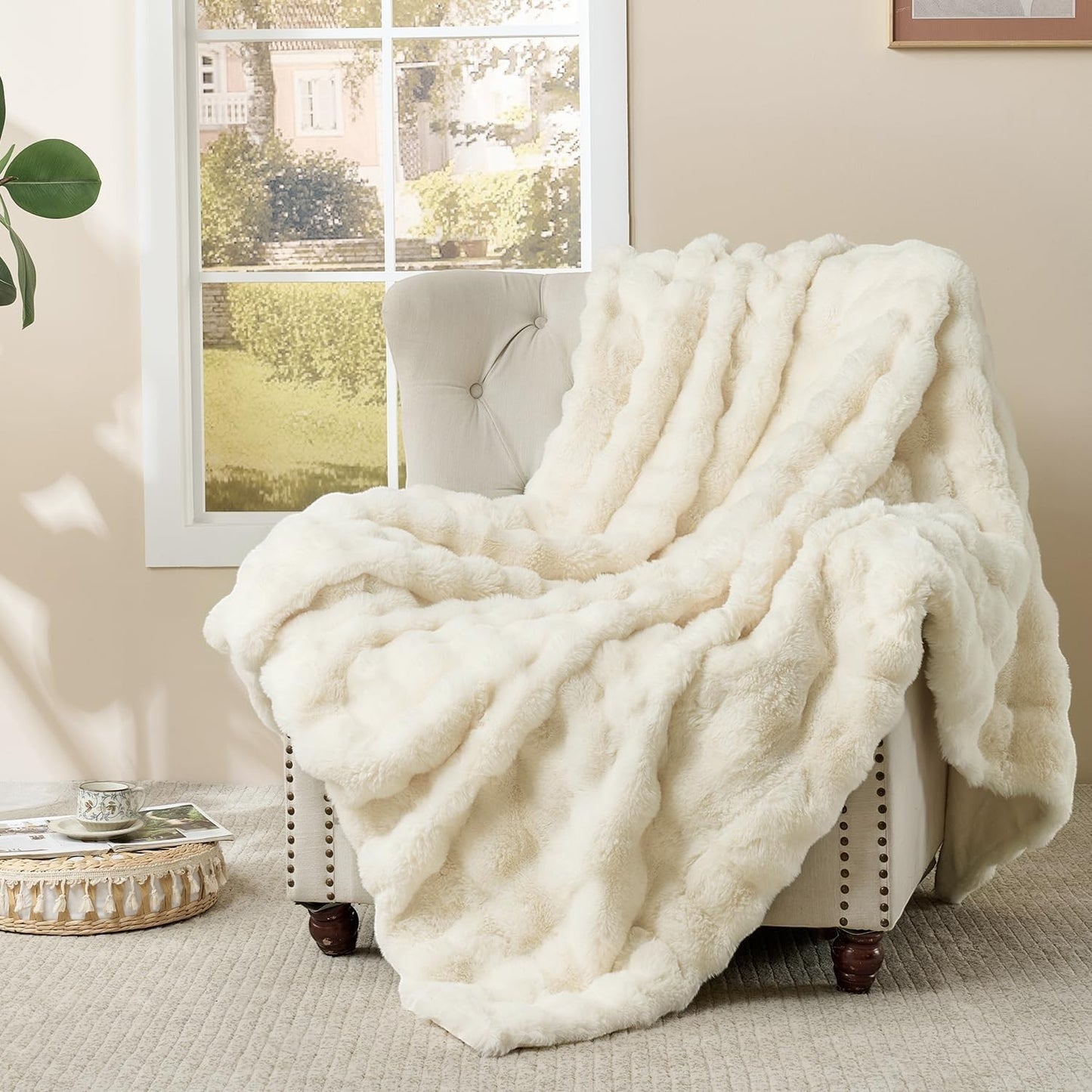 Plushie LUXE Faux Fur Throw Blanket – detail close-up